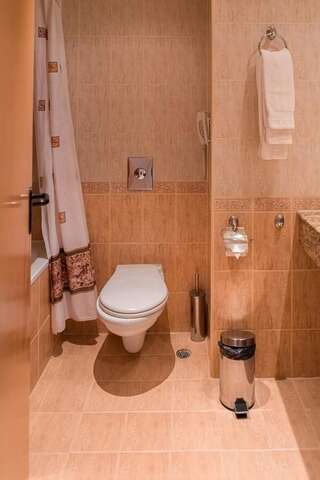 Отель Hotel Avenue Солнечный Берег Трехместный номер-15